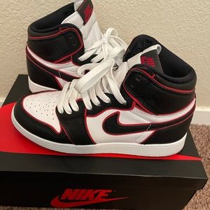 Jordan 1 retro high OG bloodline size 5.5 Youth
